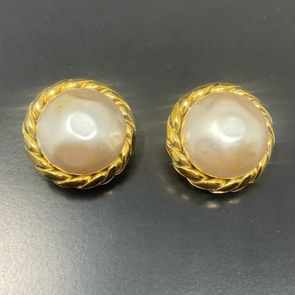 Chanel Vintage 1985 Gold Tone Faux Pearl Clip Earrings - Picture 2 of 16